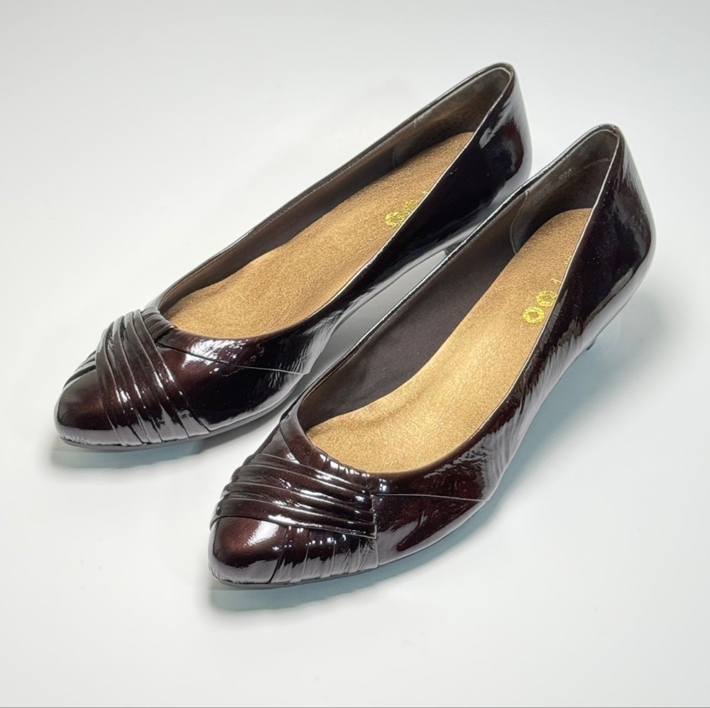 Me Too Essex2 Brown  Patent Leather Almond Toe Kitten Heels Size 6M